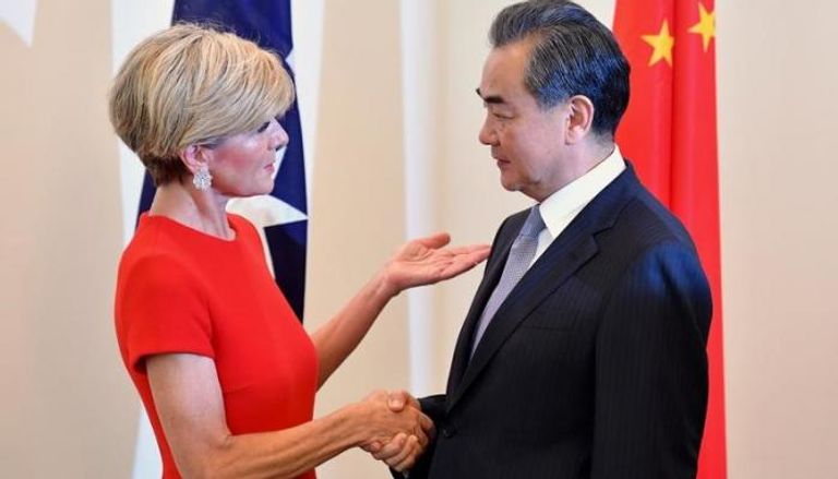 جوليا بيشوب تصافح وزير الخارجية الصيني وانج يي