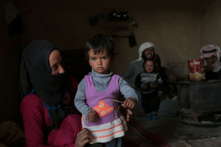 سيدة تعجن أمام منزلها في قرية بير سعيد (7 فبراير/شباط)- رويترز