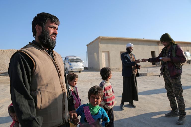 سيدة تعجن أمام منزلها في قرية بير سعيد (7 فبراير/شباط)- رويترز