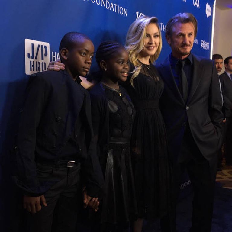 مادونا مع طفلتها المتبناة ميرسي جيمس