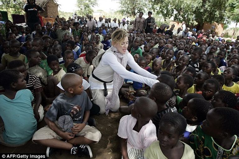 مادونا مع طفلتها المتبناة ميرسي جيمس