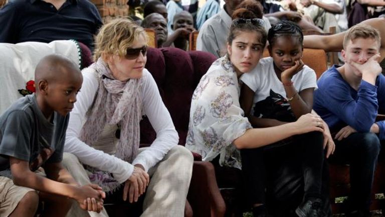 مادونا مع طفلتها المتبناة ميرسي جيمس