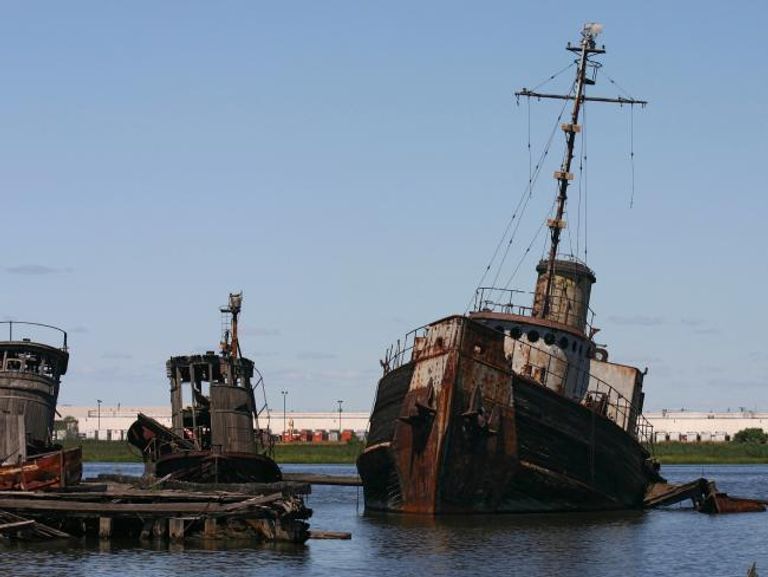 المنتجات المهجورة يأكلها الصدأ