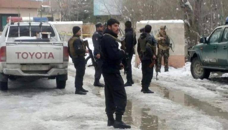 رجال شرطة أفغان فى موقع الانفجار
