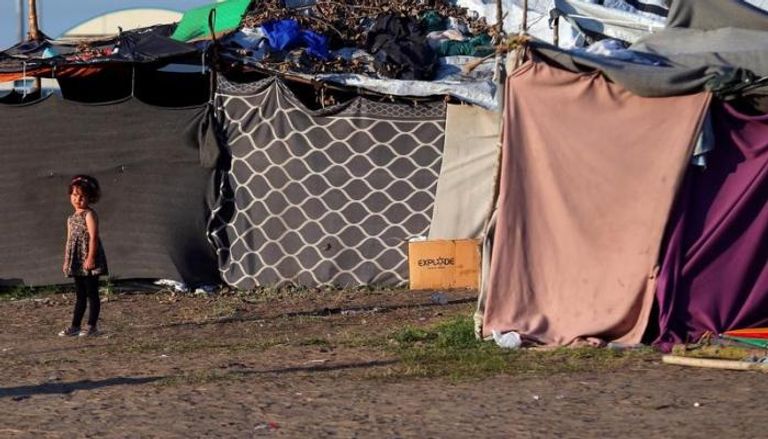 طفلة لاجئة أمام خيمتها على الحدود المجرية الصربية