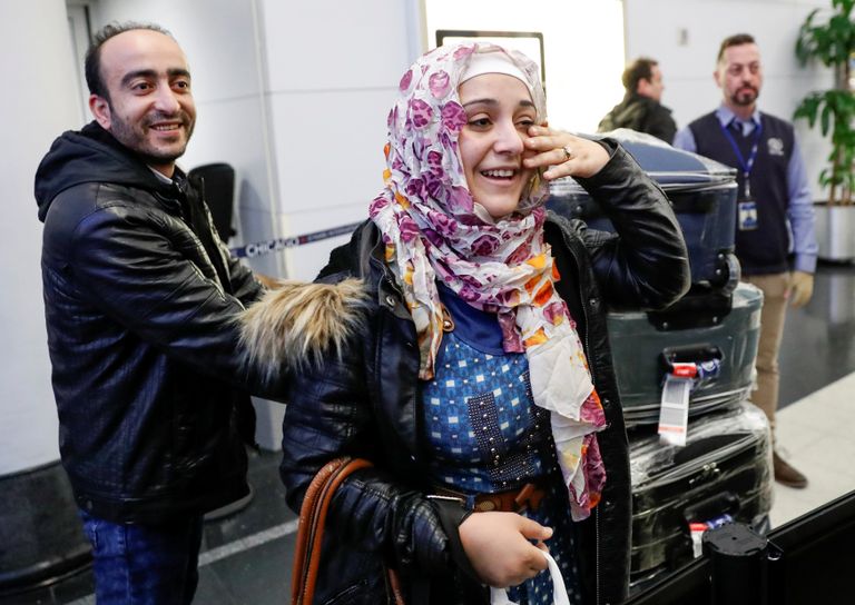 عائلة سورية تجتمع في مطار أوهير بشيكاجو - رويترز