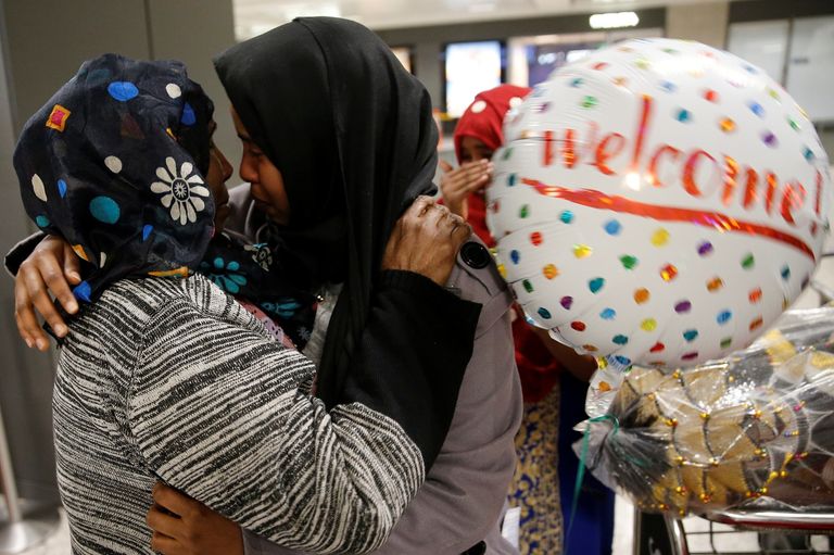 عائلة سورية تجتمع في مطار أوهير بشيكاجو - رويترز