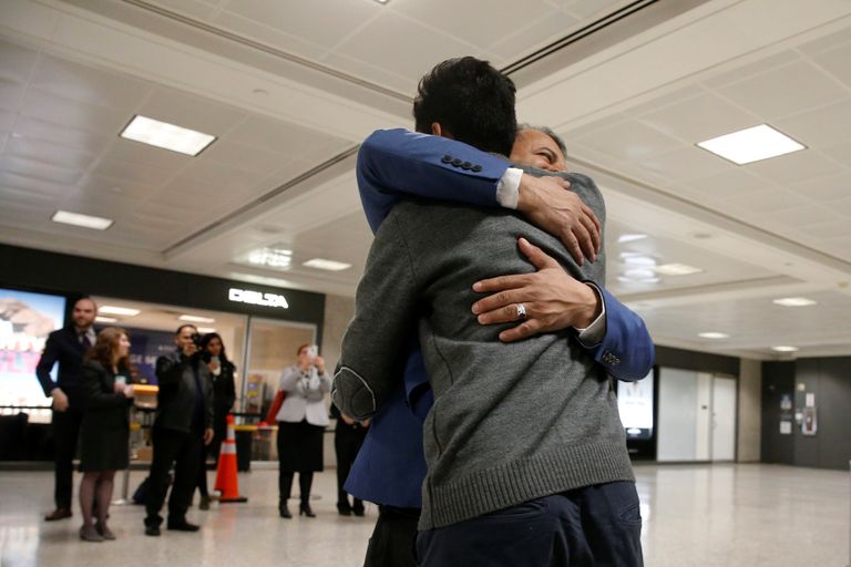 عائلة سورية تجتمع في مطار أوهير بشيكاجو - رويترز
