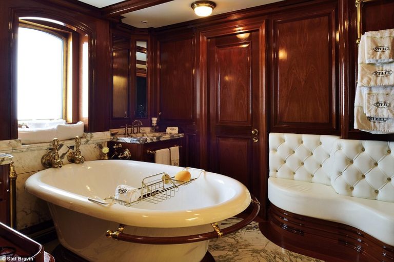 أطول يخت شراعي في العالم يبدأ الإبحار