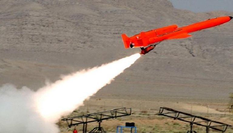 طائرة إيرانية بدون طيار تطلق صواريخ 