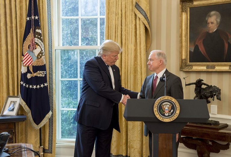 دونالد ترامب وجيف سيشنز