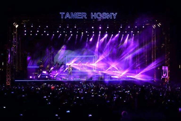 تامر حسني يضيء ليل شرم الشيخ