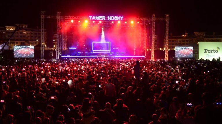 تامر حسني يضيء ليل شرم الشيخ