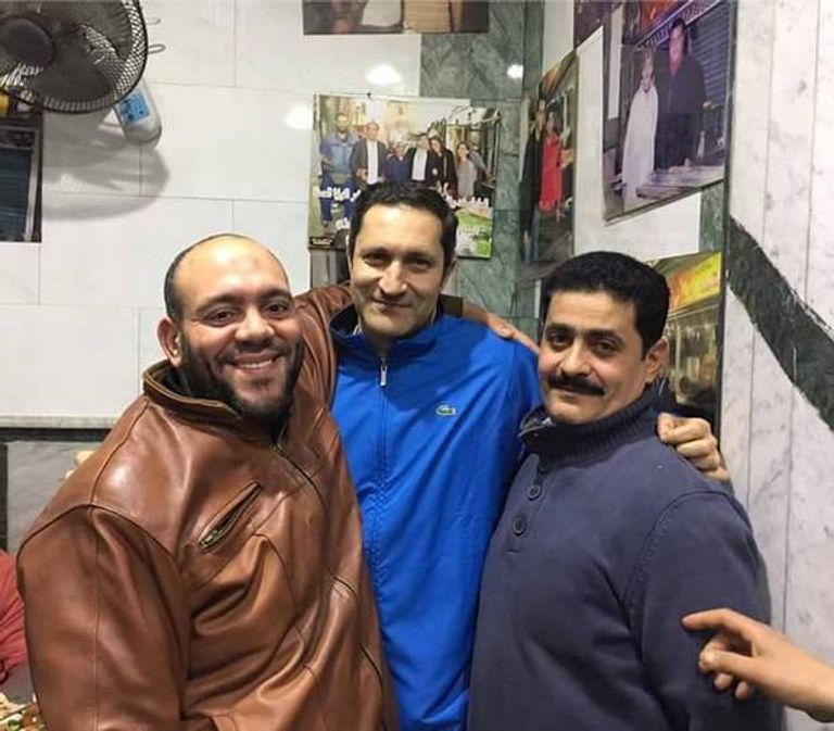 علاء مبارك يلتقط صورا مع رواد المطعم