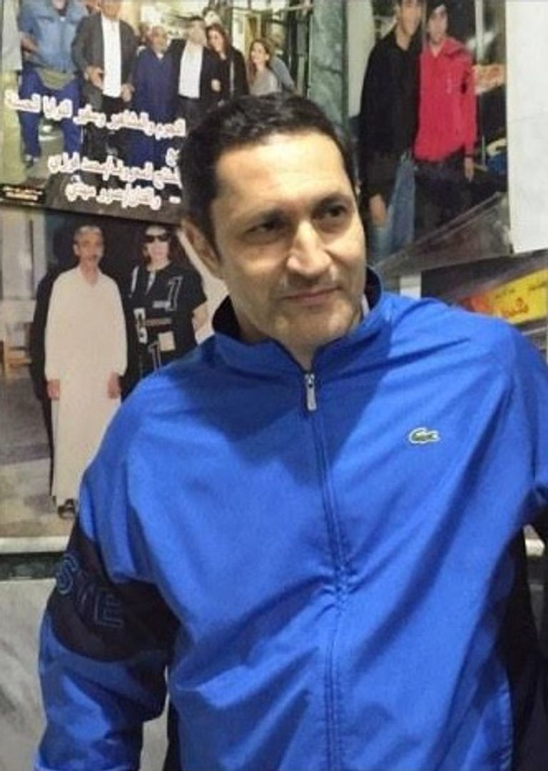 علاء مبارك يلتقط صورا مع رواد المطعم