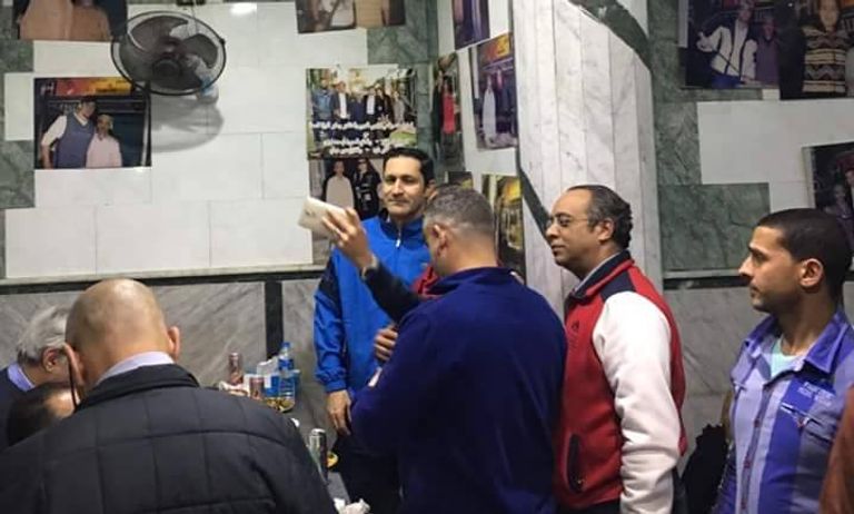 علاء مبارك يلتقط صورا مع رواد المطعم
