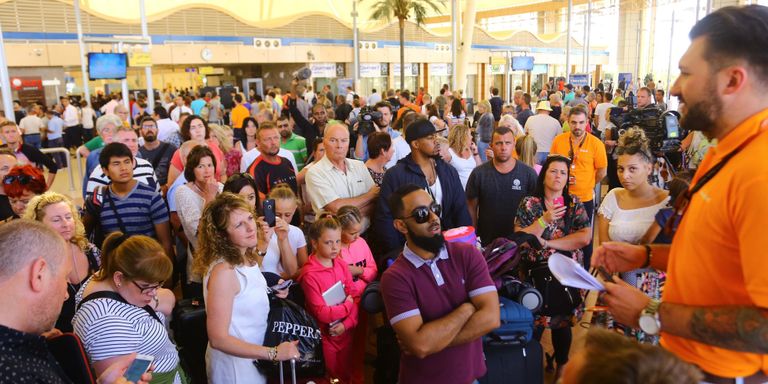 السياح يعودون إلى المطارات المصرية