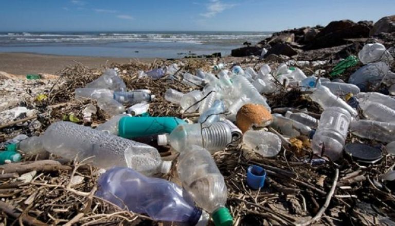 الزجاجات البلاستيكية على الشاطئ