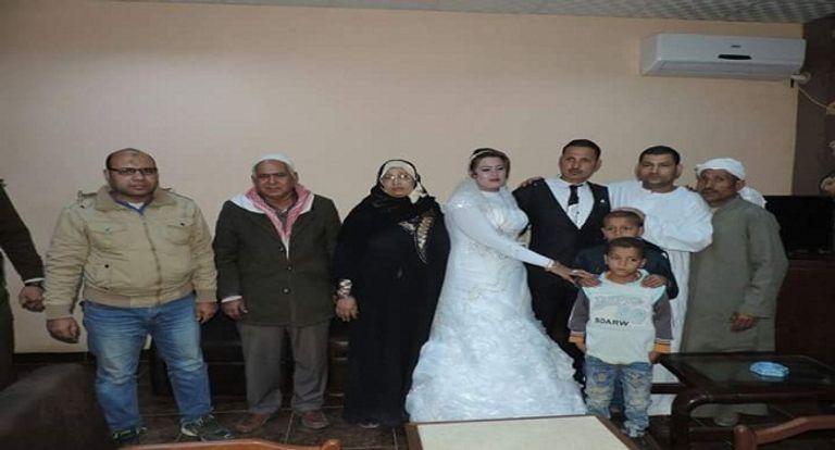 عروسان يحتفلان بزفافهما في مركز شرطة بالمنيا