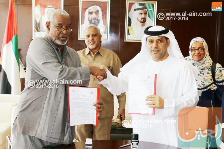 السفير حمد محمد الجنيبي أثناء توقيع العقد