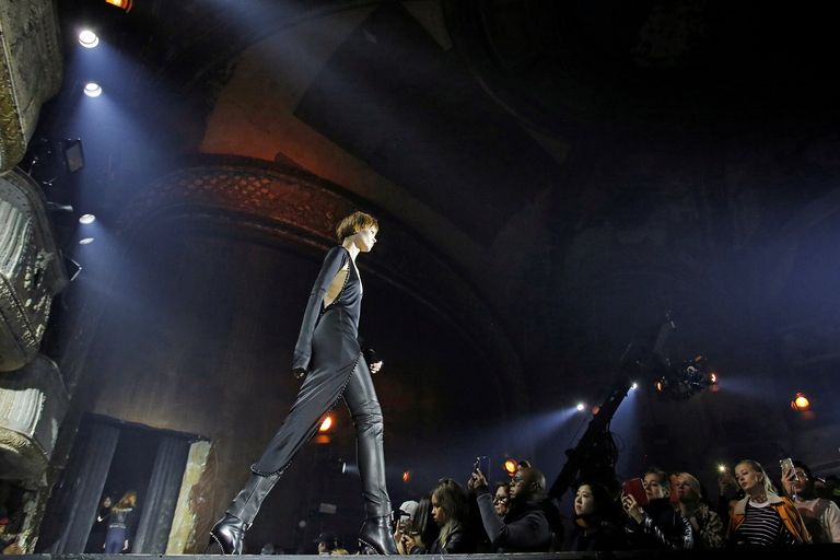 إحدى العارضات خلال أسبوع الموضة بنيويورك