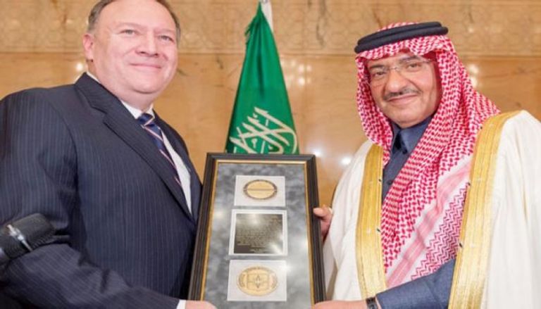 الأمير محمد بن نايف يتسلم ميدالية  للعمل الاستخباراتي