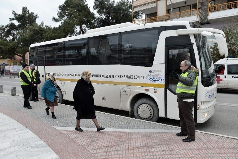 اللاجئون خلال نقلهم في رحلة إلى المتحف