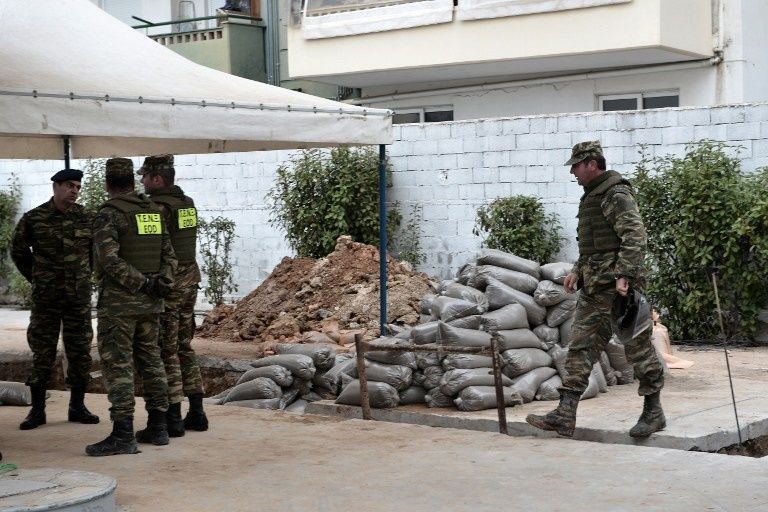 اللاجئون خلال نقلهم في رحلة إلى المتحف