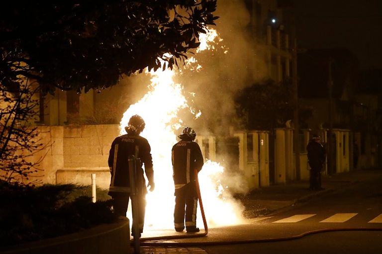 محتجون يشتبكون مع الشرطة الفرنسية