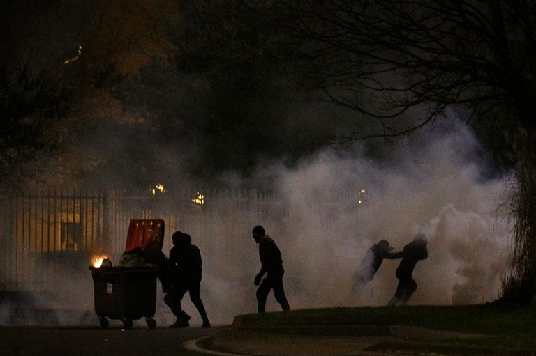 محتجون يشتبكون مع الشرطة الفرنسية