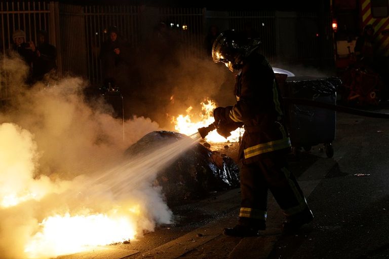 محتجون يشتبكون مع الشرطة الفرنسية