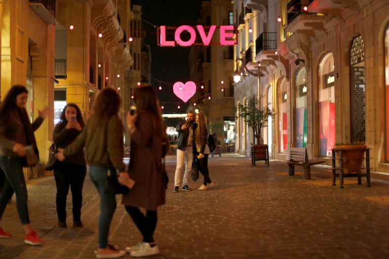 جامعة ورود حمراء في إحدى المزارع في كولومبيا