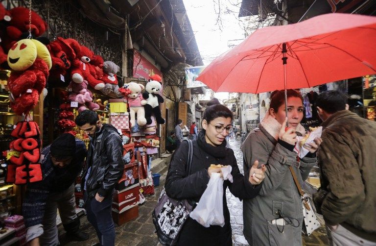 جامعة ورود حمراء في إحدى المزارع في كولومبيا