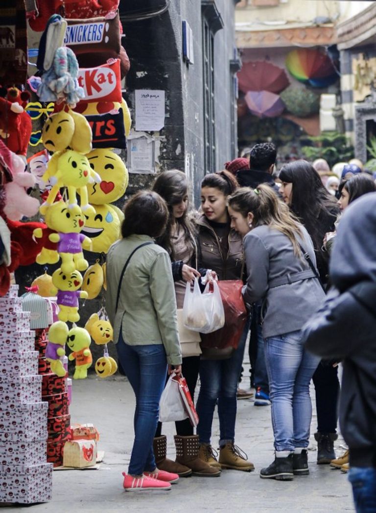 جامعة ورود حمراء في إحدى المزارع في كولومبيا