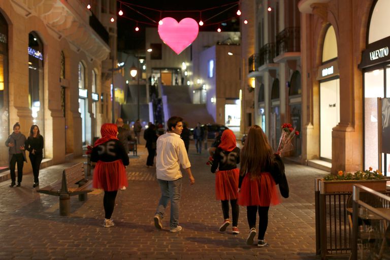 جامعة ورود حمراء في إحدى المزارع في كولومبيا