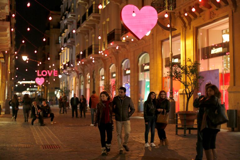 جامعة ورود حمراء في إحدى المزارع في كولومبيا