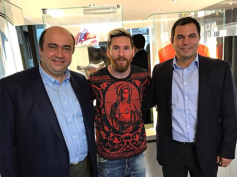 لاعب كرة القدم الأرجنتيني ليونيل ميسي