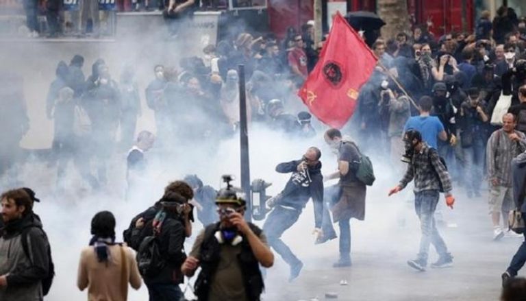اشتباكات الشـرطة ومحتجين بالعاصمة باريس (رويترز)