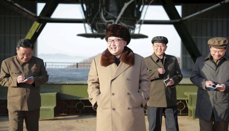  الرئيس الكوري الشمالي كيم جونغ خلال تجربة إطلاق الصاروخ