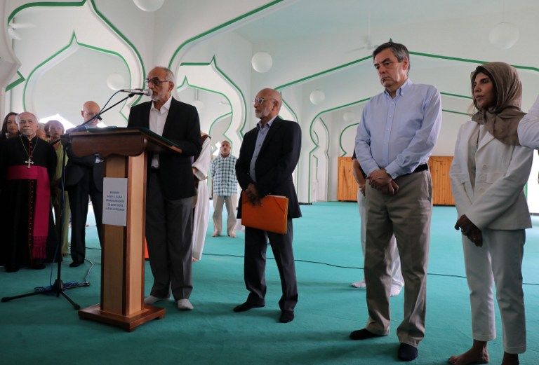 فرانسوا فيون داخل أكبر مسجد في فرنسا - أ ف ب