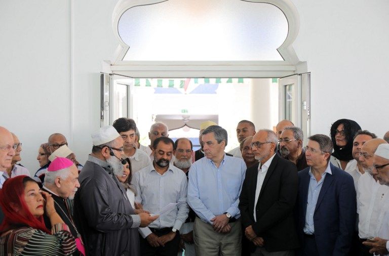 فرانسوا فيون داخل أكبر مسجد في فرنسا - أ ف ب