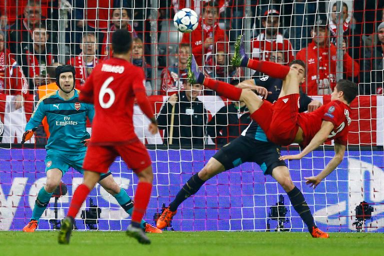 ليفاندوفسكي يسجل ضد أرسنال