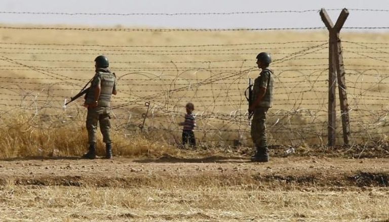 جنديان تركيان على الحدود التركية السورية