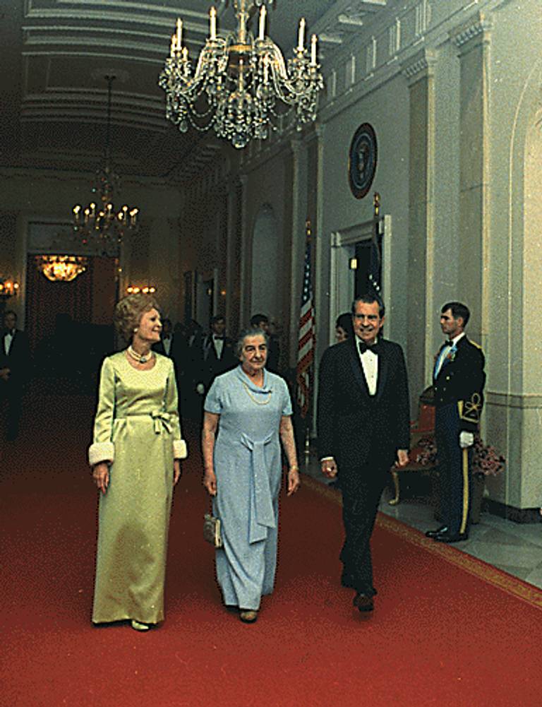 رئيسة الوزراء الإسرائيلية تسير في البيت الأبيض بين الرئيس الأمريكي ريتشارد نيكسون وزوجته عام 1973