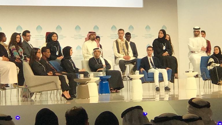 الشيخ منصور بن زايد في القمة العالمية للحكومات