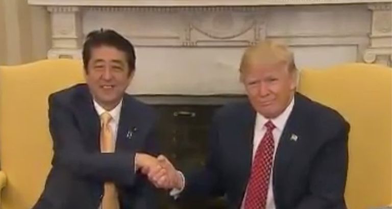 ترامب يمد يده لمصافحة ترودو