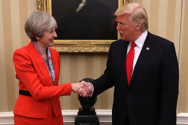 ترامب يمد يده لمصافحة ترودو