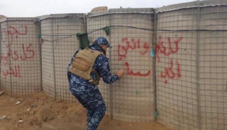 مقاتل عراقي يكتب عبارات الحب