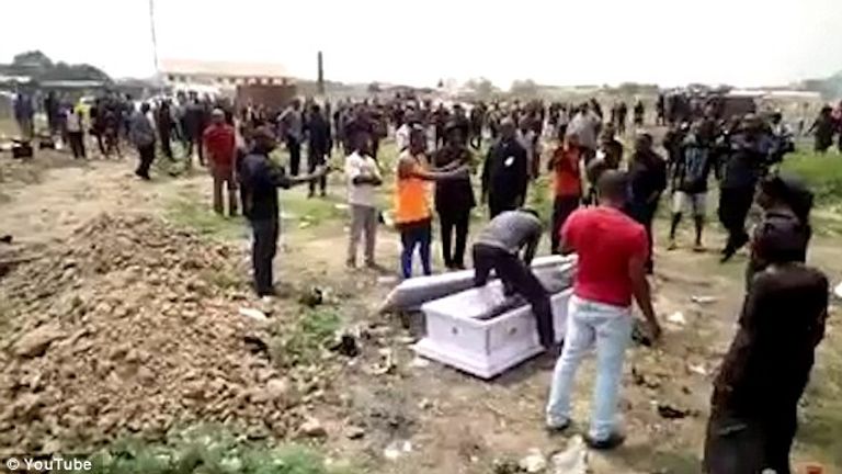 الحانوتي هرب بالجثة