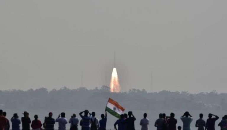 لحظة إطلاق الصاروخ الهندي المحمل بالأقمار